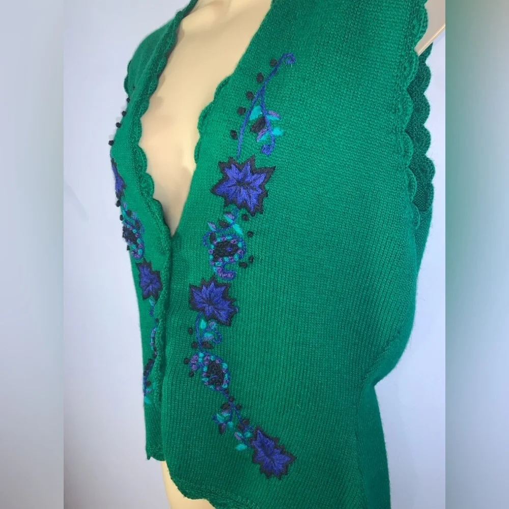 Koret vintage Green Cardigan Purple blue Floral Embroidery scalloped vneck small